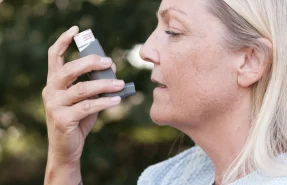 مراقبت از بیمار COPD در منزل؛ استفادهی بیمار از اسپری تنفسی