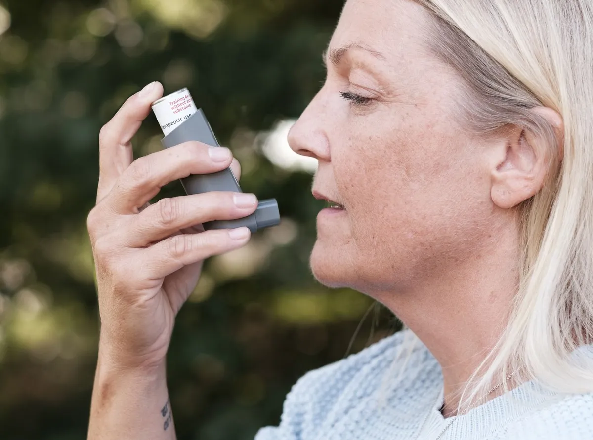 مراقبت از بیمار COPD در منزل؛ استفاده‌ی بیمار از اسپری تنفسی